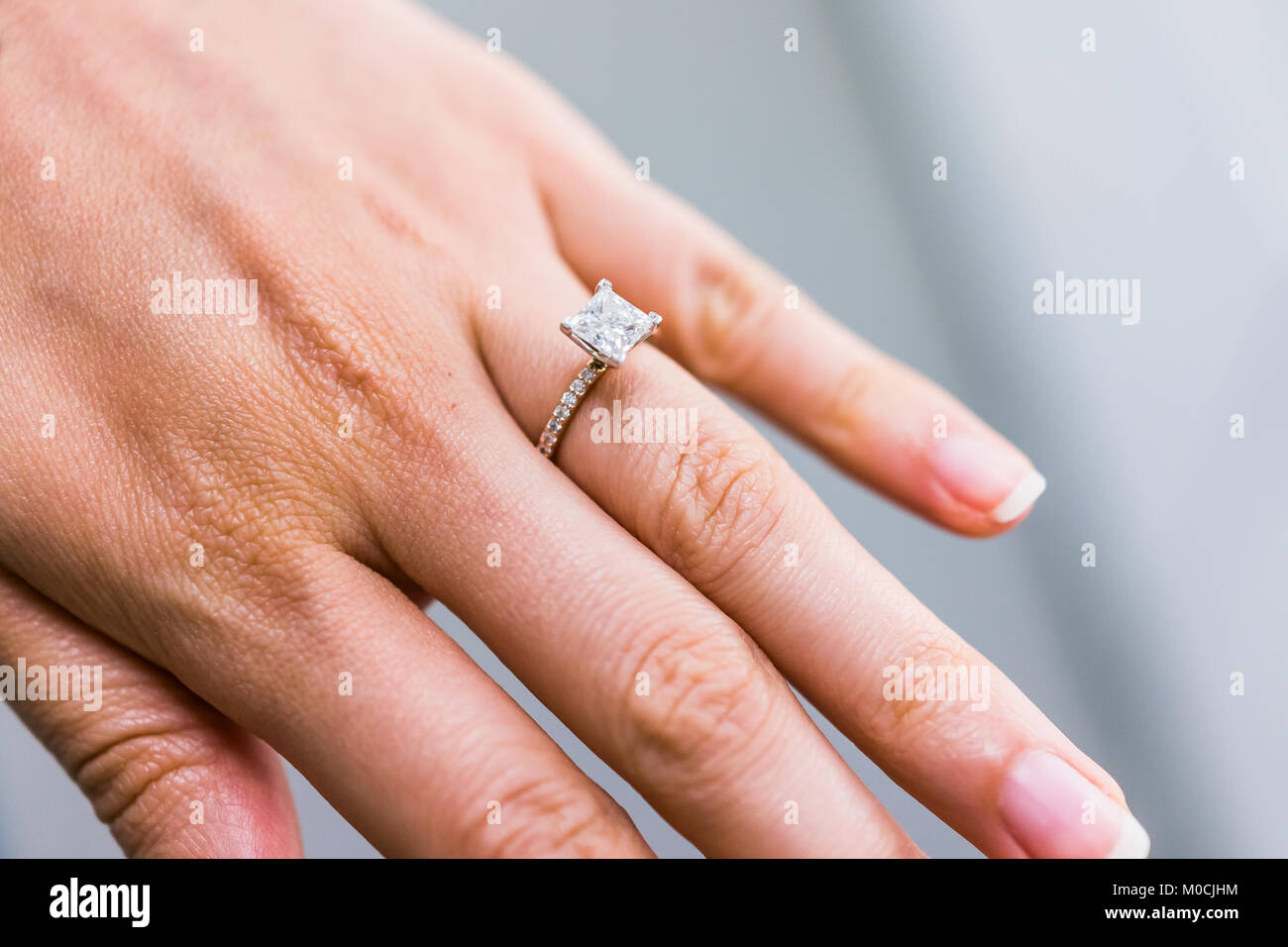 Godagoda 1pcs Round/Oval Flash Princess Ring Engagement Marriage Ring 