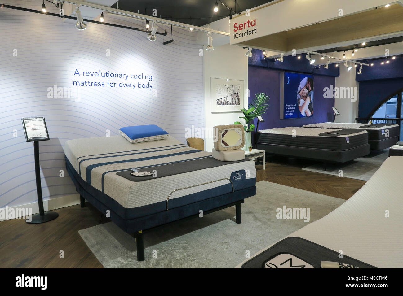 Vijftig Keelholte pond Mattress Showroom at Mattress Firm Store, NYC, USA Stock Photo - Alamy