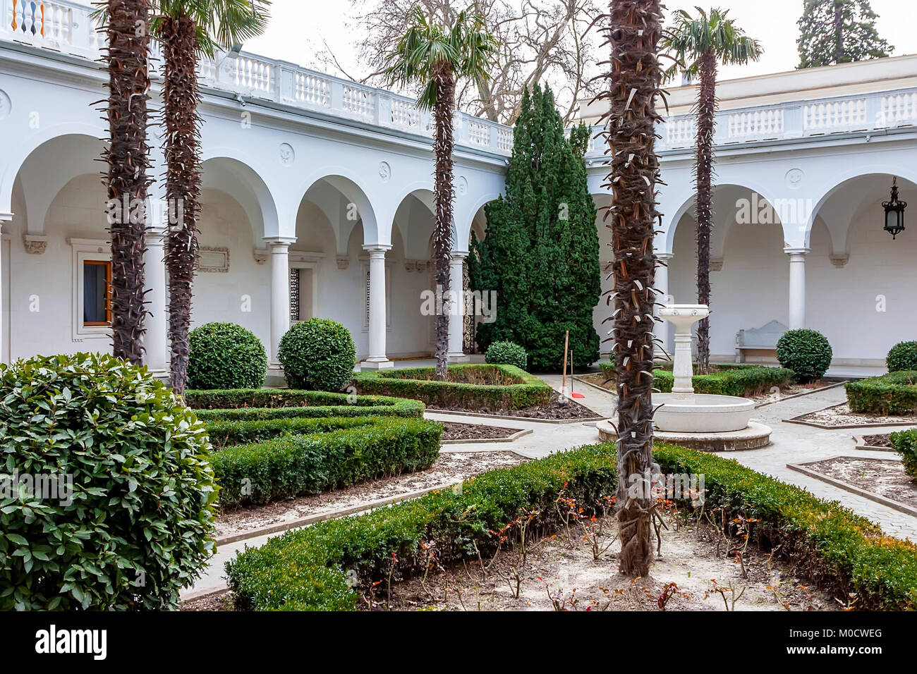 Italian courtyard background hi-res stock photography and images - Alamy