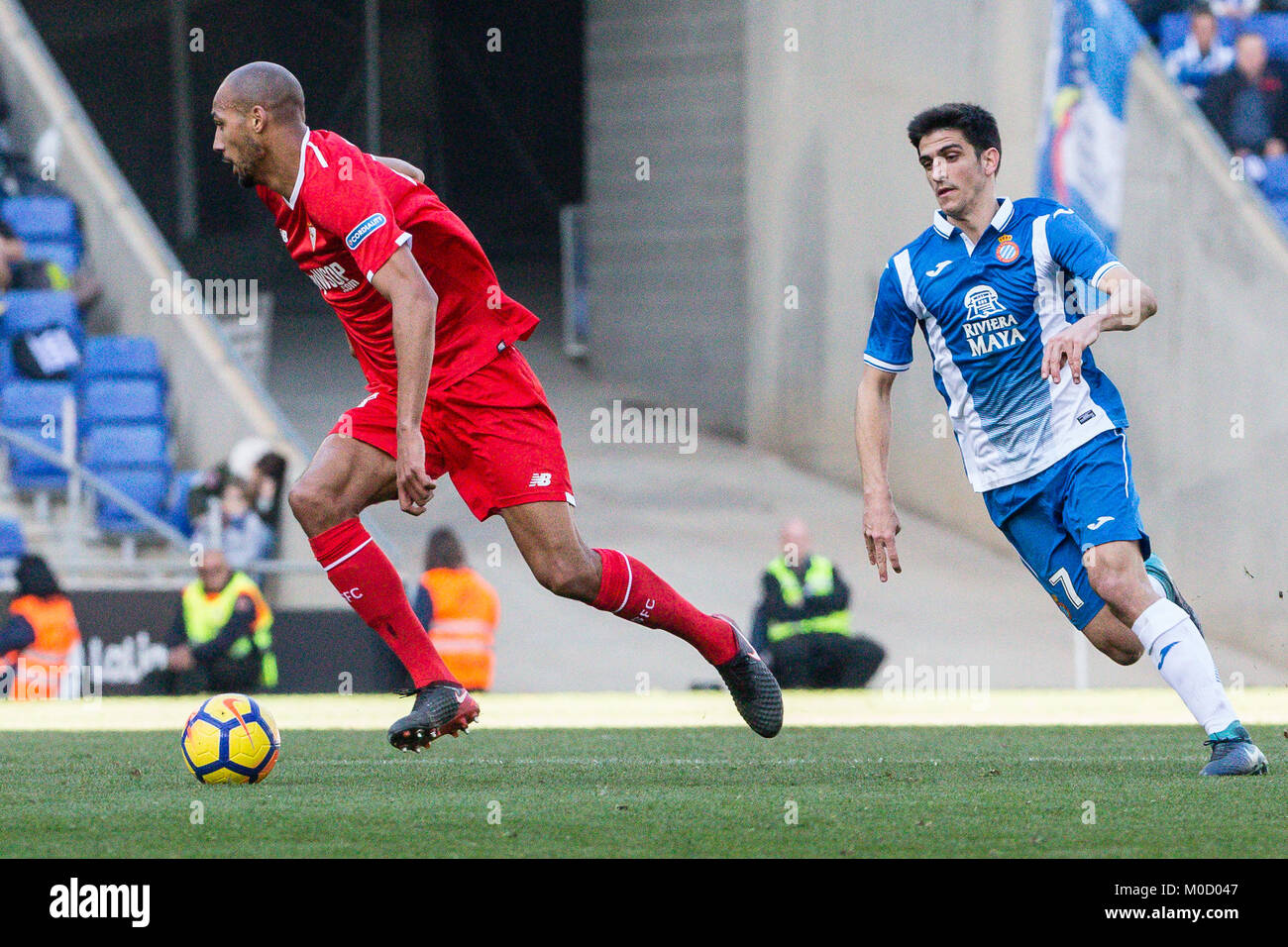 Barcelona, Spain. 20th Jan, 2018. Sevilla CF midfielder Steven N'Zonzi (15) and RCD Espanyol forward Gerard Moreno (7) during the match between RCD Espanyol and Sevilla CF, for the round 20 of the Liga Santander, played at RCDE Stadium on 20th January 2018 in Barcelona, Spain. Credit: Gtres Información más Comuniación on line, S.L./Alamy Live News Stock Photo
