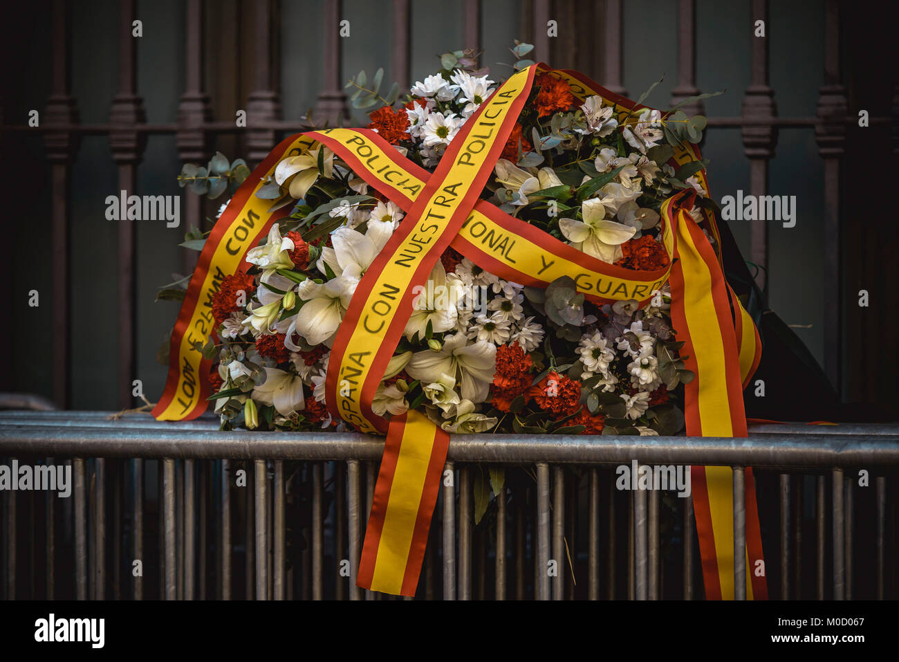 Barcelona, Spain. 20th Jan, 2018. A flower bouquet with the Spanish colors reading 'Spain with our police' is seen in front of a police station during a protest by police officers of the National Police and Civil Guard for a salary equality with the regional police forces in Barcelona Credit: Matthias Oesterle/Alamy Live News Stock Photo