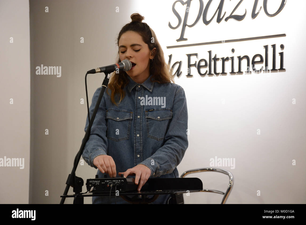 Naples, Italy. 20th Jan, 2018. Italian singer Francesca Michielin performed at Feltrinelli Library in a mini live and then signed autographs of her's new album '2640'. Credit: Mariano Montella/Alamy Live News Stock Photo