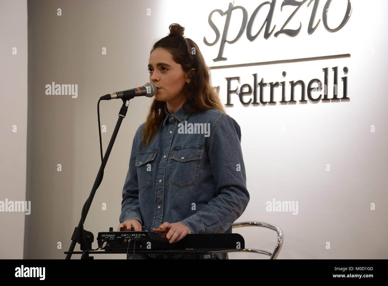 Naples, Italy. 20th Jan, 2018. Italian singer Francesca Michielin performed at Feltrinelli Library in a mini live and then signed autographs of her's new album '2640'. Credit: Mariano Montella/Alamy Live News Stock Photo