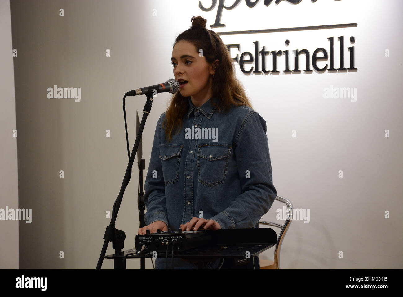 Naples, Italy. 20th Jan, 2018. Italian singer Francesca Michielin performed at Feltrinelli Library in a mini live and then signed autographs of her's new album "2640". Credit: Mariano Montella/Alamy Live News Stock Photo