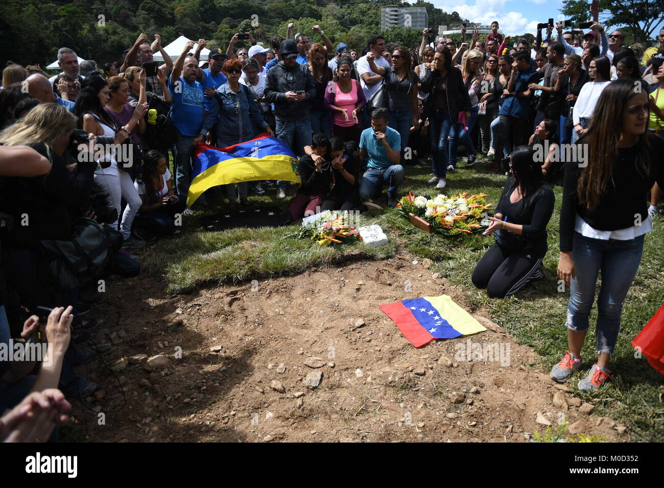 Caracas, Venezuela. 20th Jan, 2018. Venezuelan flags seen at the burial ground.Government of Nicolas Maduro, buried José Diaz Pimentel and Abraham Agostini without the consent of his family. Pimentel and Agostini were part of the rebel group of the police officer together with Oscar Perez turned against the Maduro government. 4 bodies were moved to another state of the country and the body of Oscar Perez will be buried in Caracas. Credit: Roman Camacho/SOPA/ZUMA Wire/Alamy Live News Stock Photo
