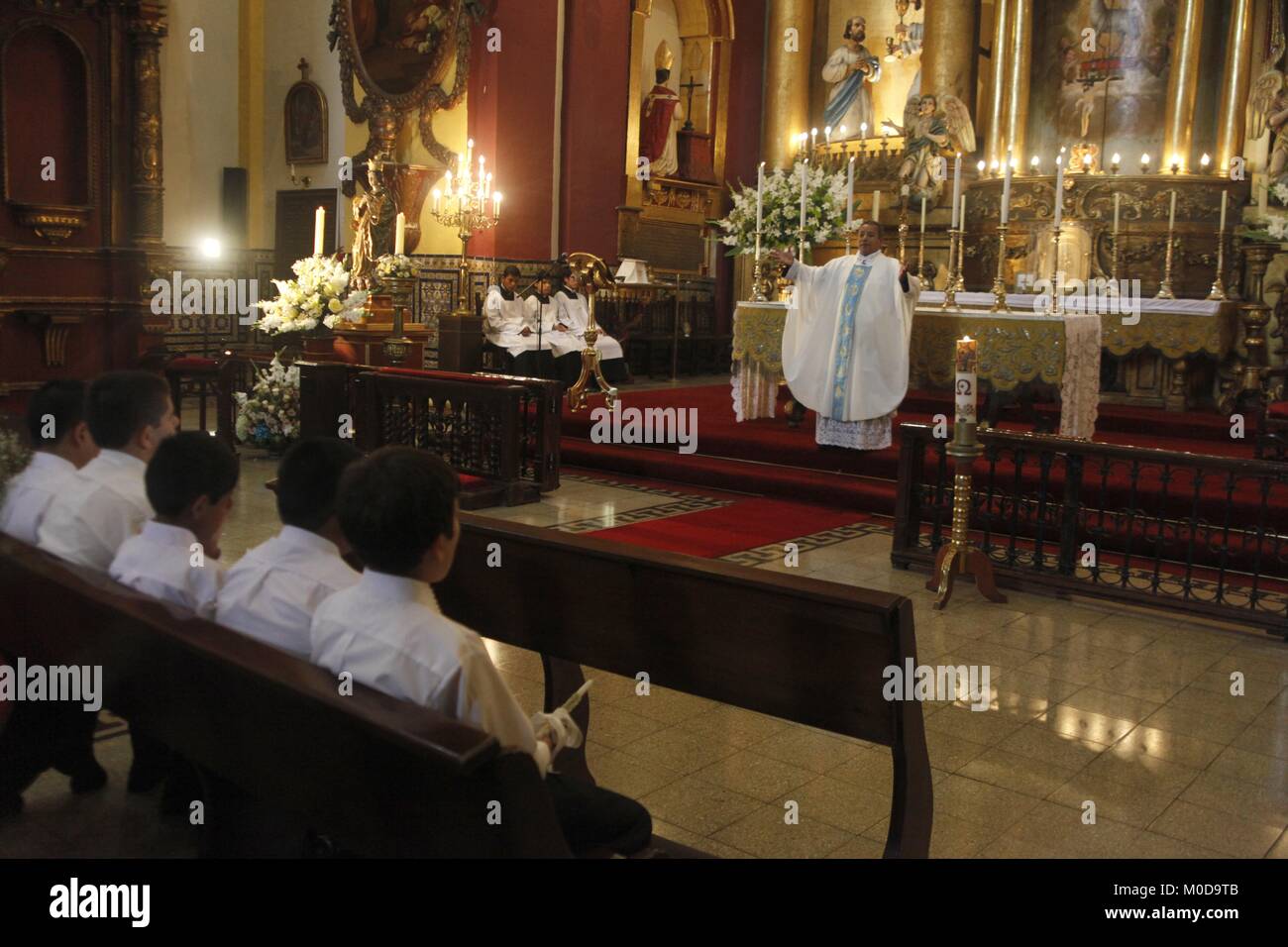 LIMA, 11 DE AGOSTO DEL 2011 FOTOS PRIMERA COMUNION EN LA IGLESIA DEL