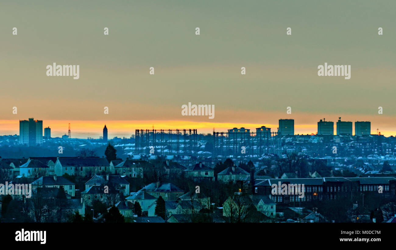 Glasgow, Scotland, UK 21st January.UK Weather: Overnight snow with freezing temperatures gives a colourful dawn over the west end  to the city. Credit Gerard Ferry/Alamy news Stock Photo
