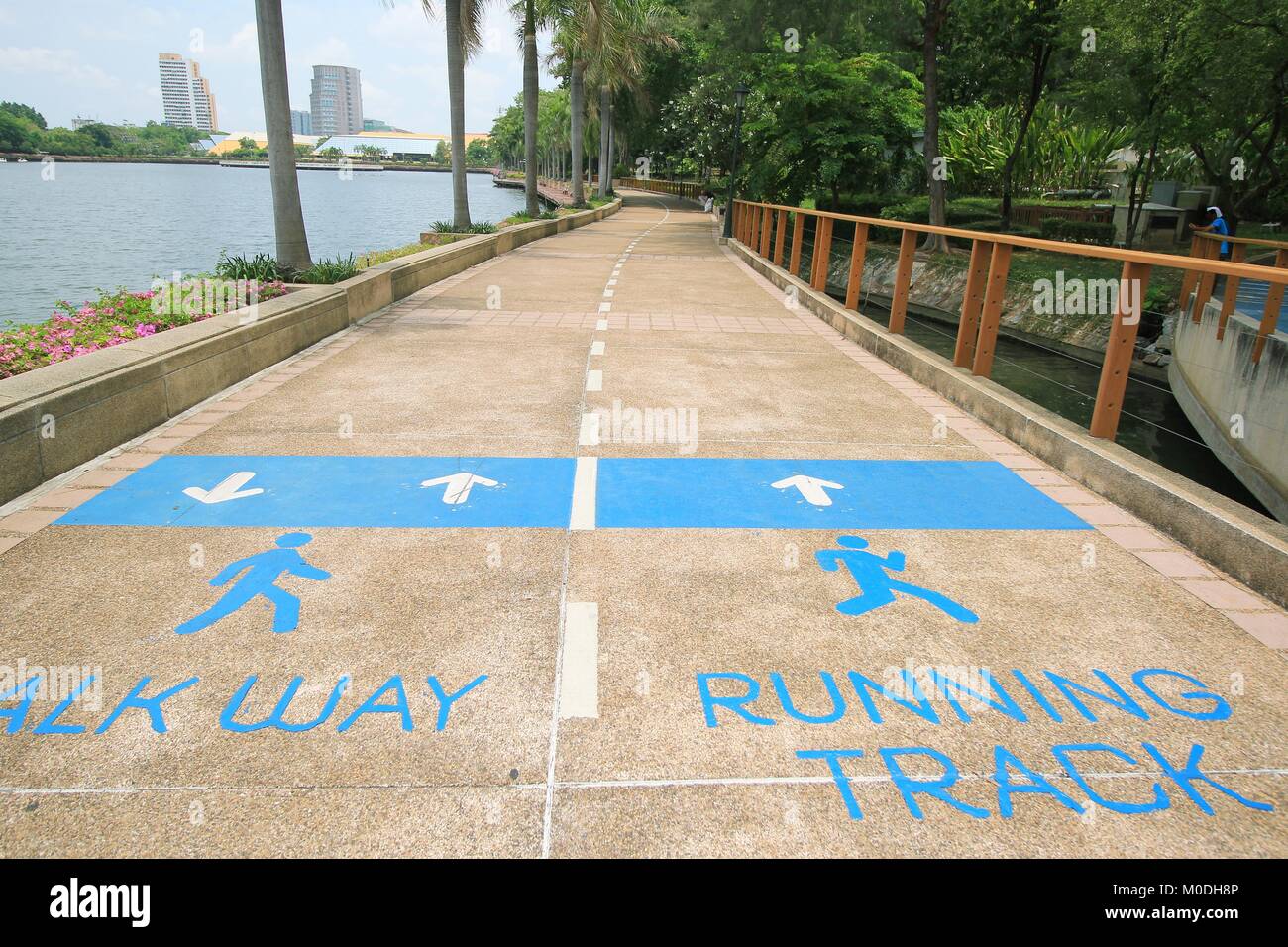 walkway on green grass field in the park Stock Photo - Alamy