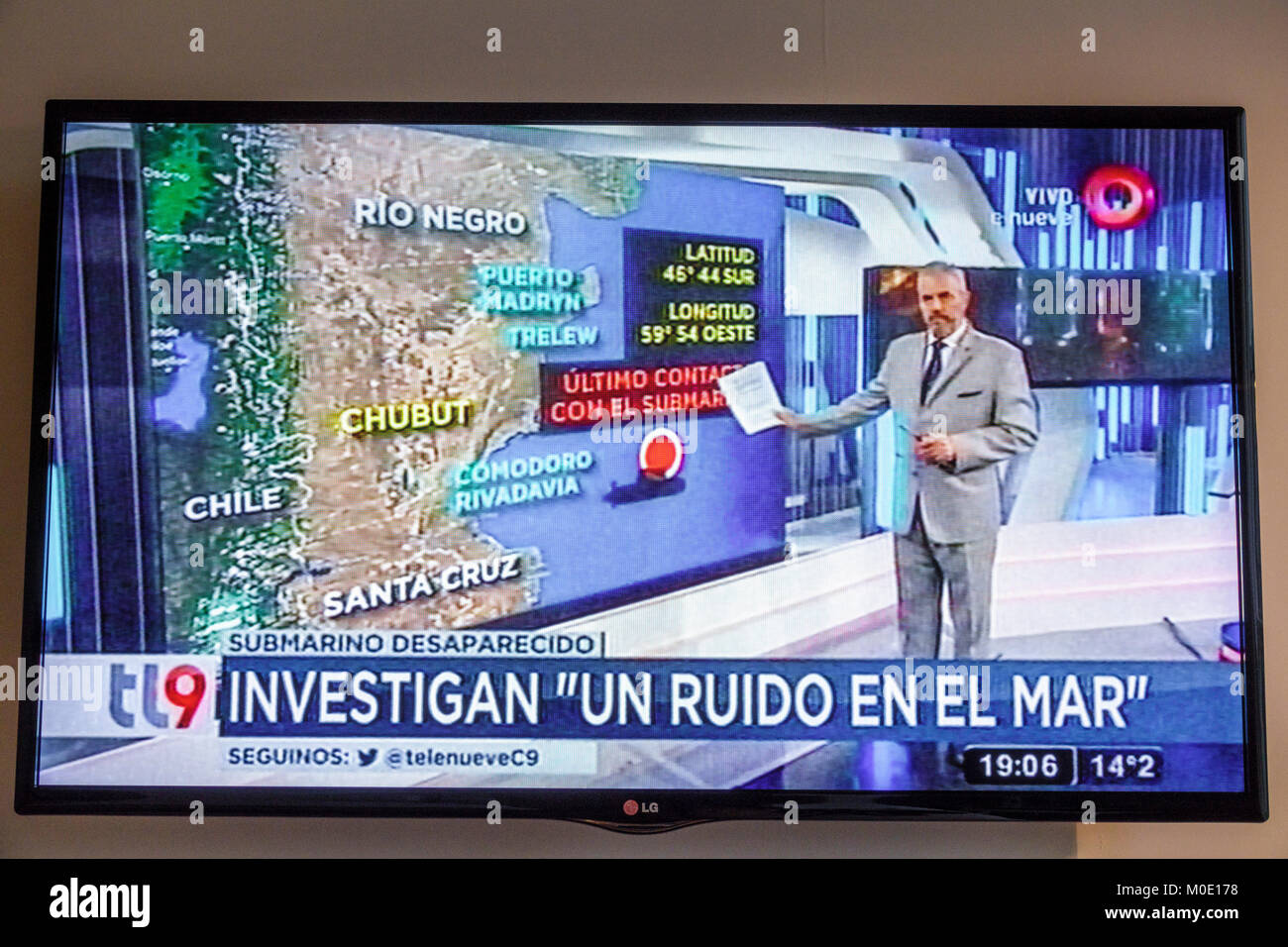 Buenos Aires Argentina,TV television screen monitor,missing submarine ARA  San Juan,national news,map,longitude,latitude,Spanish,Hispanic Hispanics  Lat Stock Photo - Alamy