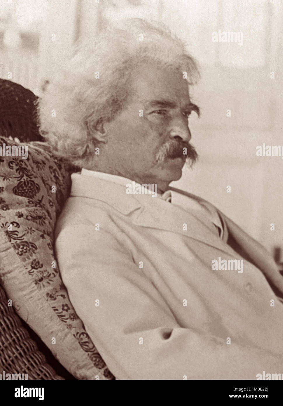 Samuel Langhorne Clemens (1835–1910), better known by his pen name Mark Twain, was an American writer and humorist, best known for his novels The Adventures of Tom Sawyer (1876) and its sequel, the Adventures of Huckleberry Finn (1885). Photo by George Grantham Bain, 1910. Stock Photo