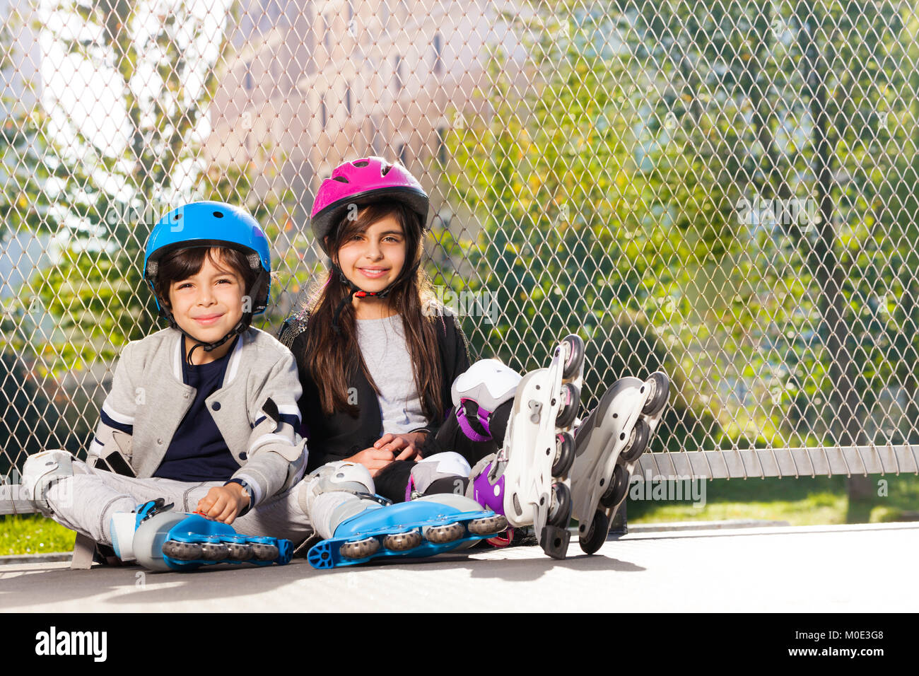 дети маленькие на роликах катаются. два мальчика катаются на роликах. ребенок на скейте. мальчики катаются на девочках. мальчики катаются на девочках.