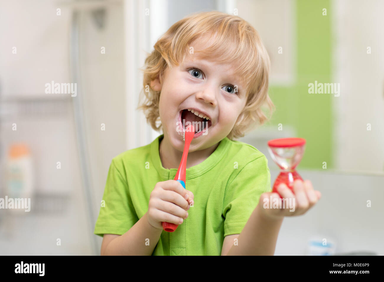 Ребенок чистит зубы. Ребенок чистит зубы. Школьник чистит зубы. Зубная щетка для детей. Чищу зубы помогаю.