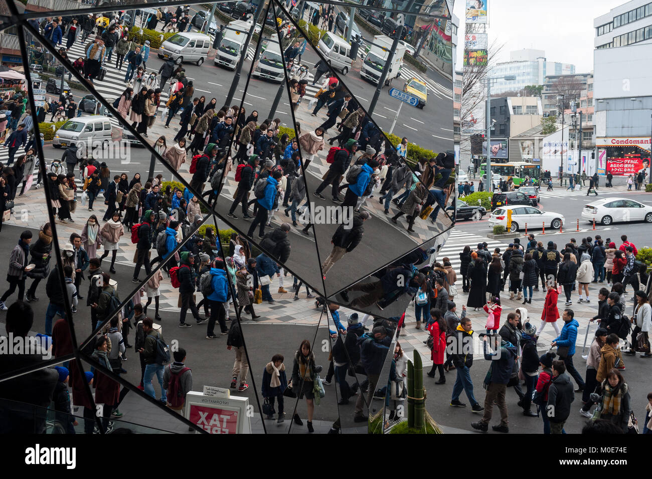 31.12.2017, Tokyo, Japan, Asia - Pedestrians are reflected in the mirrored entrance of the Tokyu Plaza Omotesando shopping mall in Tokyo's Harajuku di Stock Photo