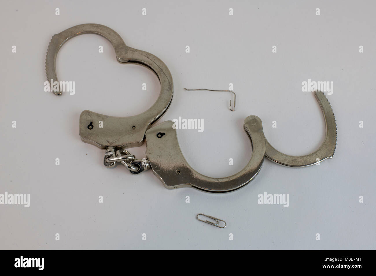 How To Pick Handcuffs With A Paperclip / Amazon Com S W 100 Handcuffs