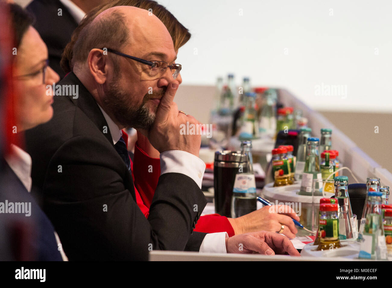 Bonn, Germany. 21 January 2018. L-R: Andrea Nahles, Martin Schulz. SPD extraordinary party convention at World Conference Center Bonn to discuss and approve options to enter into a grand coalition with the CDU, Christian Democrats, before asking SPD members for approval. Photo: Bettina Strenske/Alamy Live News Stock Photo