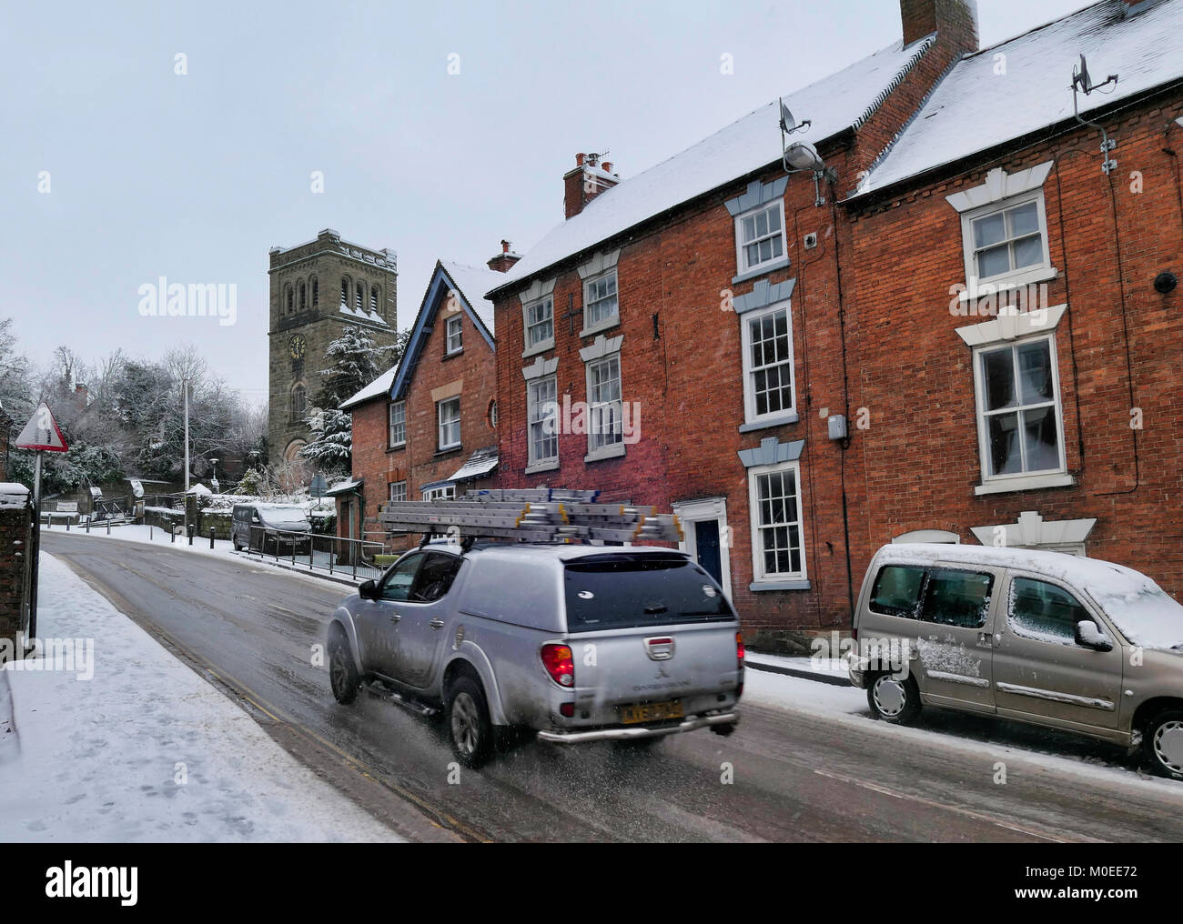 Ashbourne, Derbyshire, UK. 21st Jan, 2018. UK Weather: 1.5” of snow fell in 2hrs this morning making difficult driving conditions even for 4X4’s around Ashbourne Derbyshire the gateway for the Peak District National Park Credit: Doug Blane/Alamy Live News Stock Photo