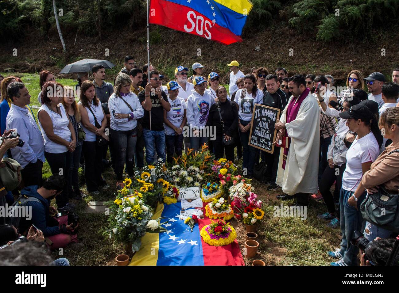 Caracas, Venezuela. 21st Jan, 2018. Friends and relatives standing beside the grave of renegade police pilot Oscar Perez at the East Cemetary in Caracas, Venezuela, 21 January 2018. Credit: Rayner Pena/dpa/Alamy Live News Stock Photo
