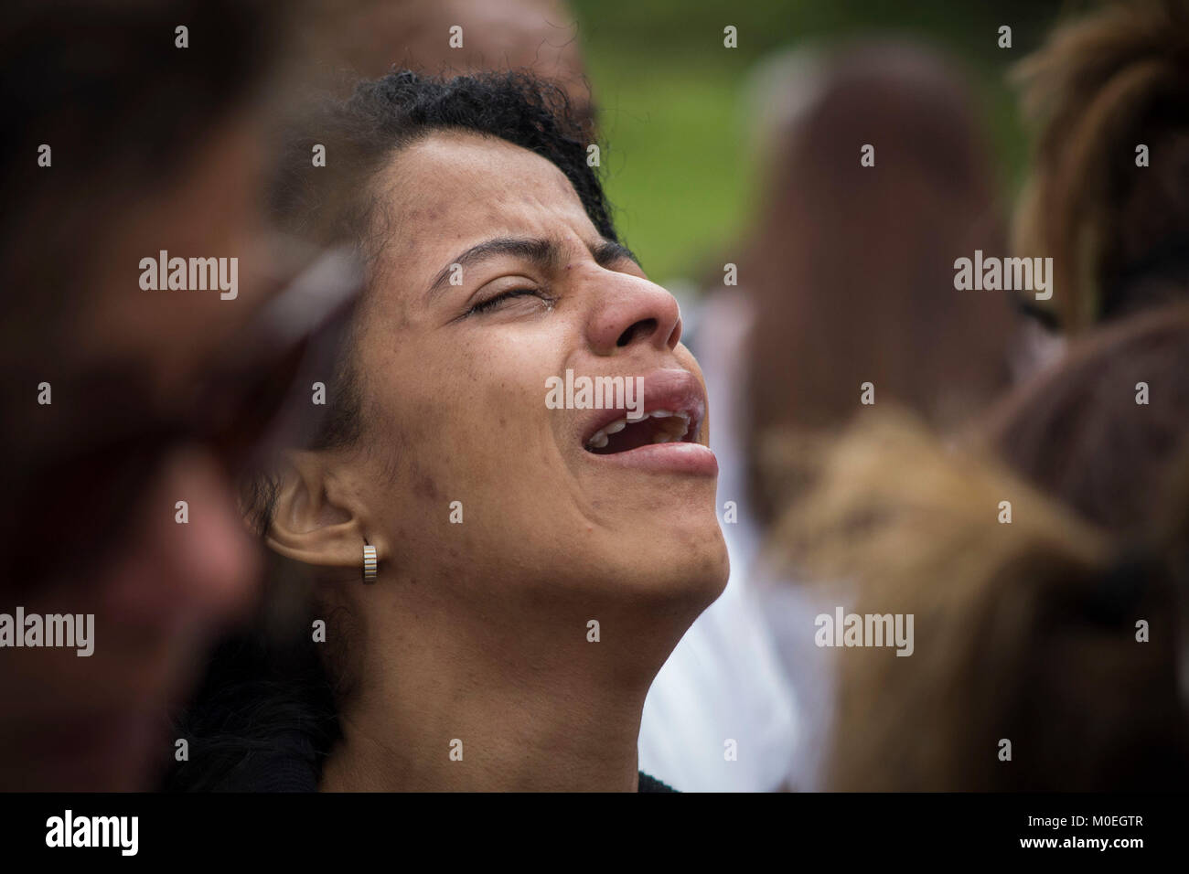 Caracas, Venezuela. 21st Jan, 2018. A friend of the family cries beside the grave of renegade police pilot Oscar Perez at the East Cemetary in Caracas, Venezuela, 21 January 2018. Credit: Rayner Pena/dpa/Alamy Live News Stock Photo