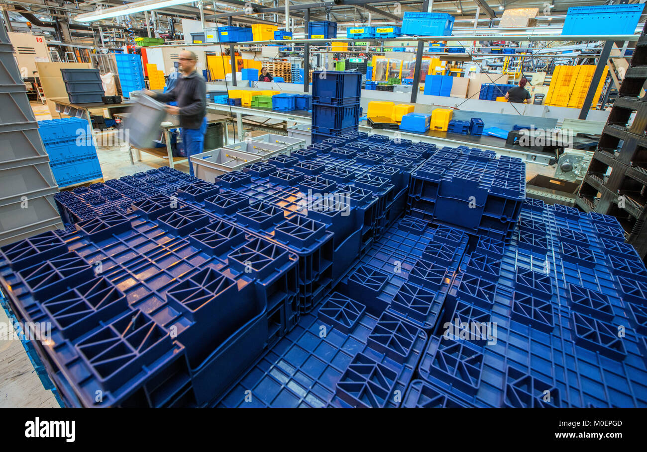 Schwerin, Germany. 16th Jan, 2018. An employee checks completed transport  boxes made of plastic at the company Schoeller-Allibert in Schwerin,  Germany, 16 January 2018. The plastics processor has over 250 employees and