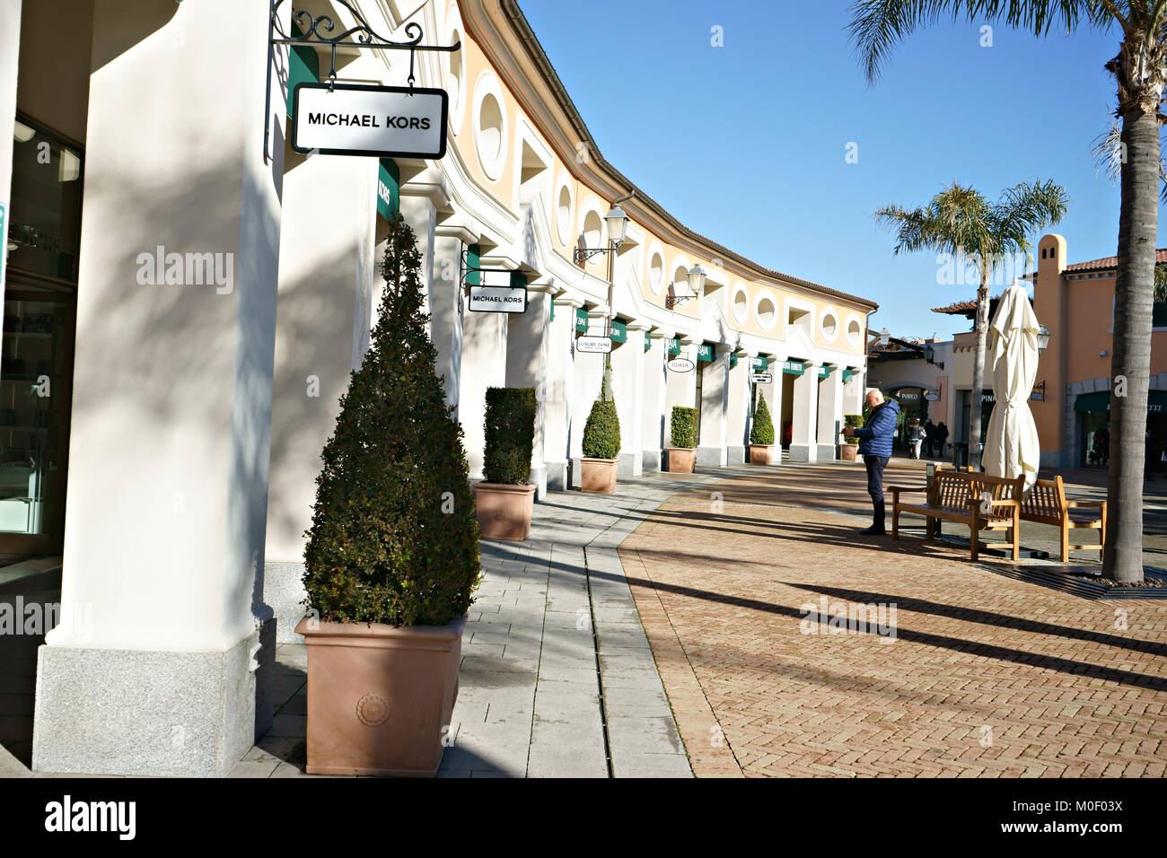 Center Shop Outlet High Resolution Stock Photography and Images - Alamy