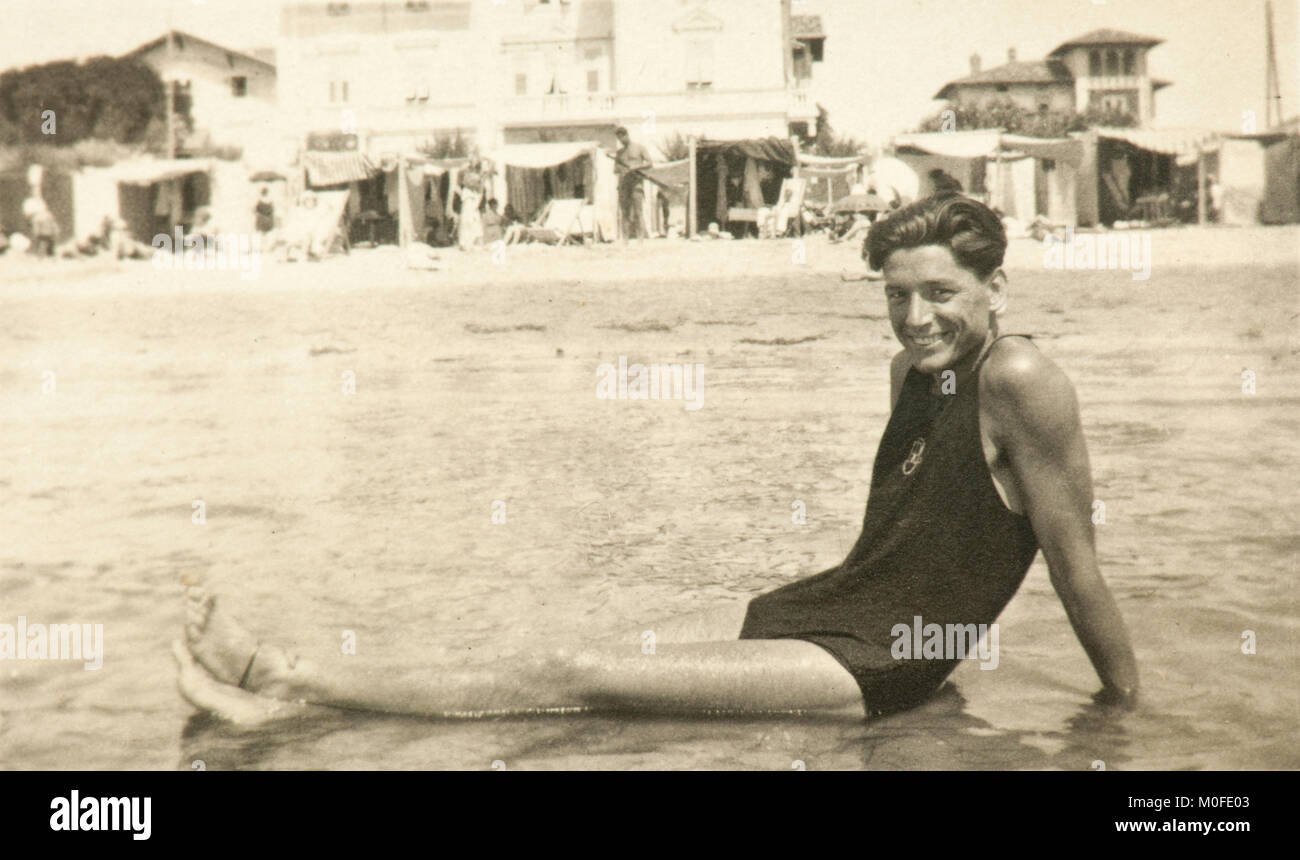 1920s family beach hi-res stock photography and images - Alamy