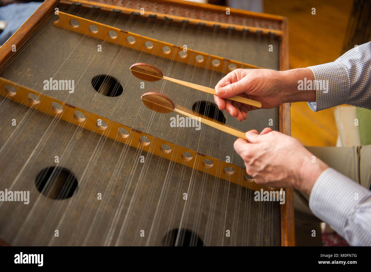 Abuelos visitantes jazz pistola Traditional musician masterfully plays the strings on the hammer dulcimer  Stock Photo - Alamy