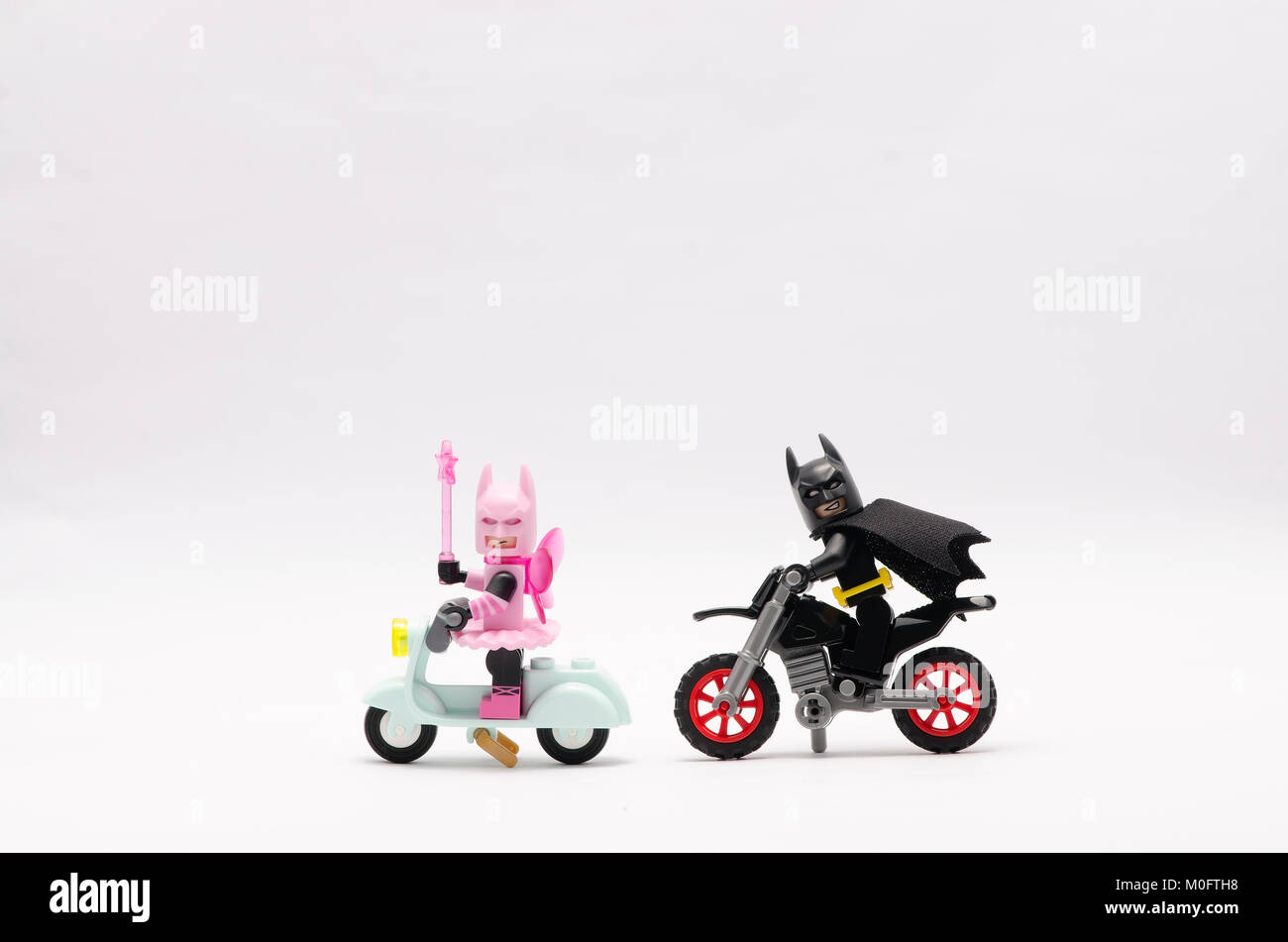 Scooter Lego Darvader Junto Com Batman Andando De Bicicleta Fotografia  Editorial - Imagem de fundo, lambreta: 185334497