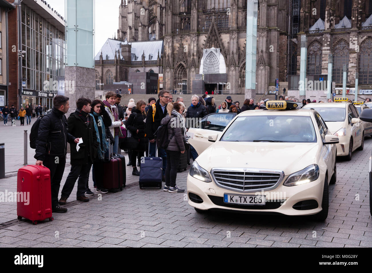 Germany, Cologne, 18th Jan, 2018. Due to storm Friederike all train connections were canceled. Travelers are waiting in a long line at the central sta Stock Photo