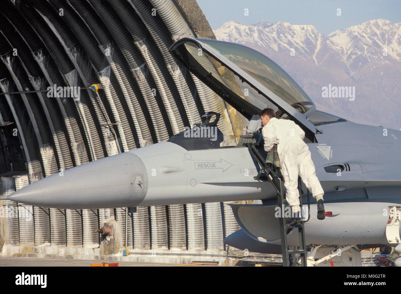 - aereo da caccia  F 16 nella base aerea  USA di Aviano (Pordenone)....- F 16  fighter in the USA air base  of Aviano (Pordenone, Italy).. Stock Photo