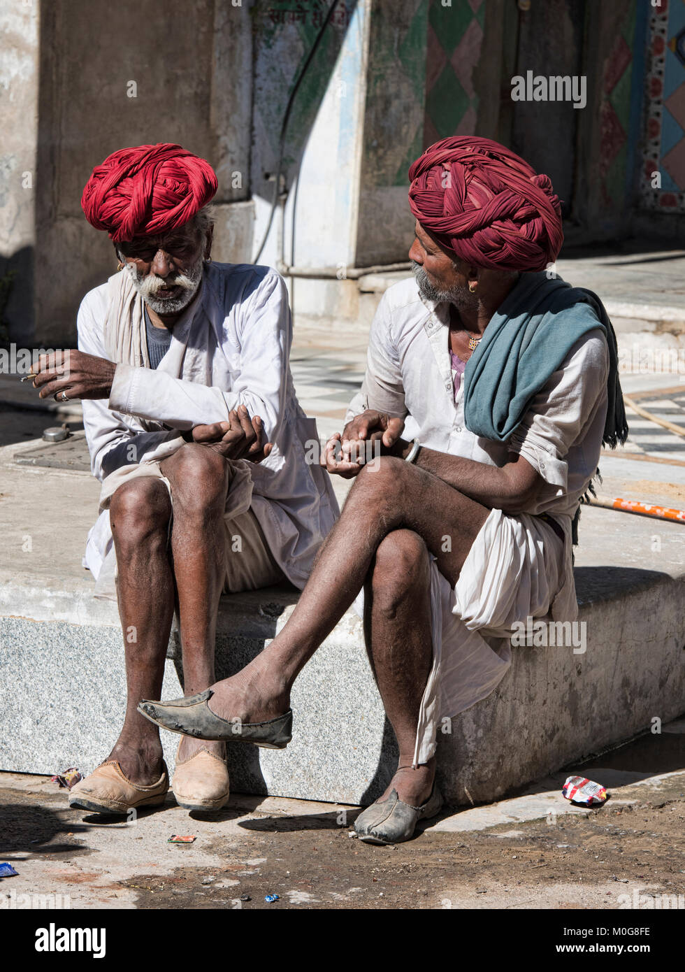 Rajasthani buddies with turbans talking it over, Pushkar, India Stock Photo