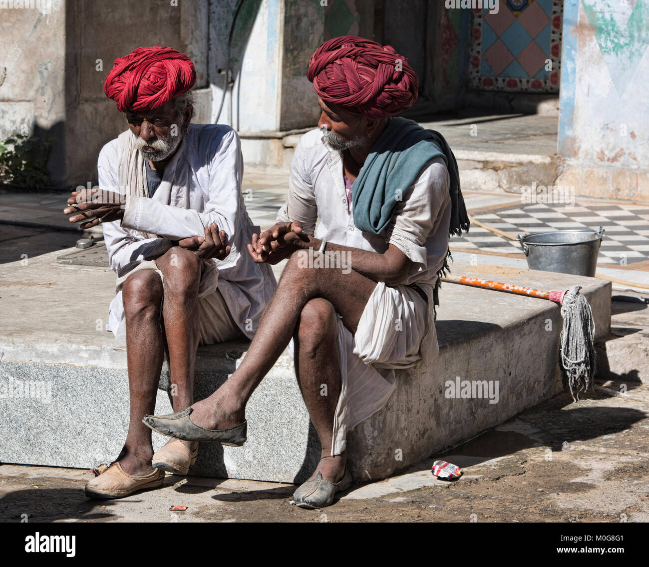 Rajasthani buddies with turbans talking it over, Pushkar, India Stock Photo