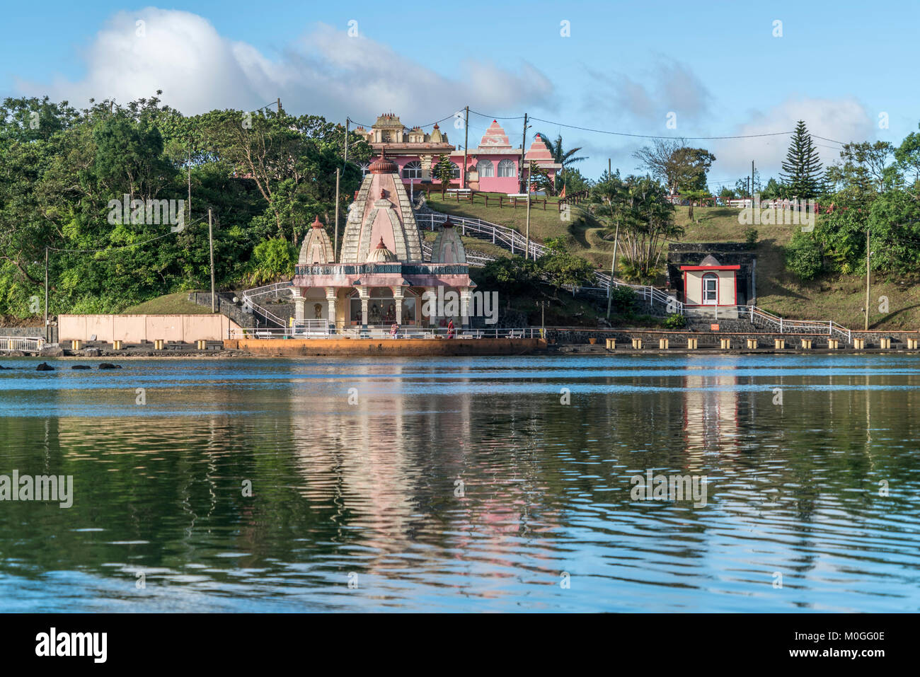 Hindu Tempel am heilhen Kratersee Ganga Talao oder Grand Bassin, Mauritius, Afrika |  Hindu temple at holy Ganga Talao or Grand Bassin crater lake, Ma Stock Photo