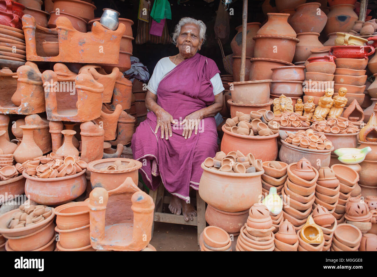 India, Tamil Nadu, Tanjore, Thanjavur, Pottery vendor in the bazaar at