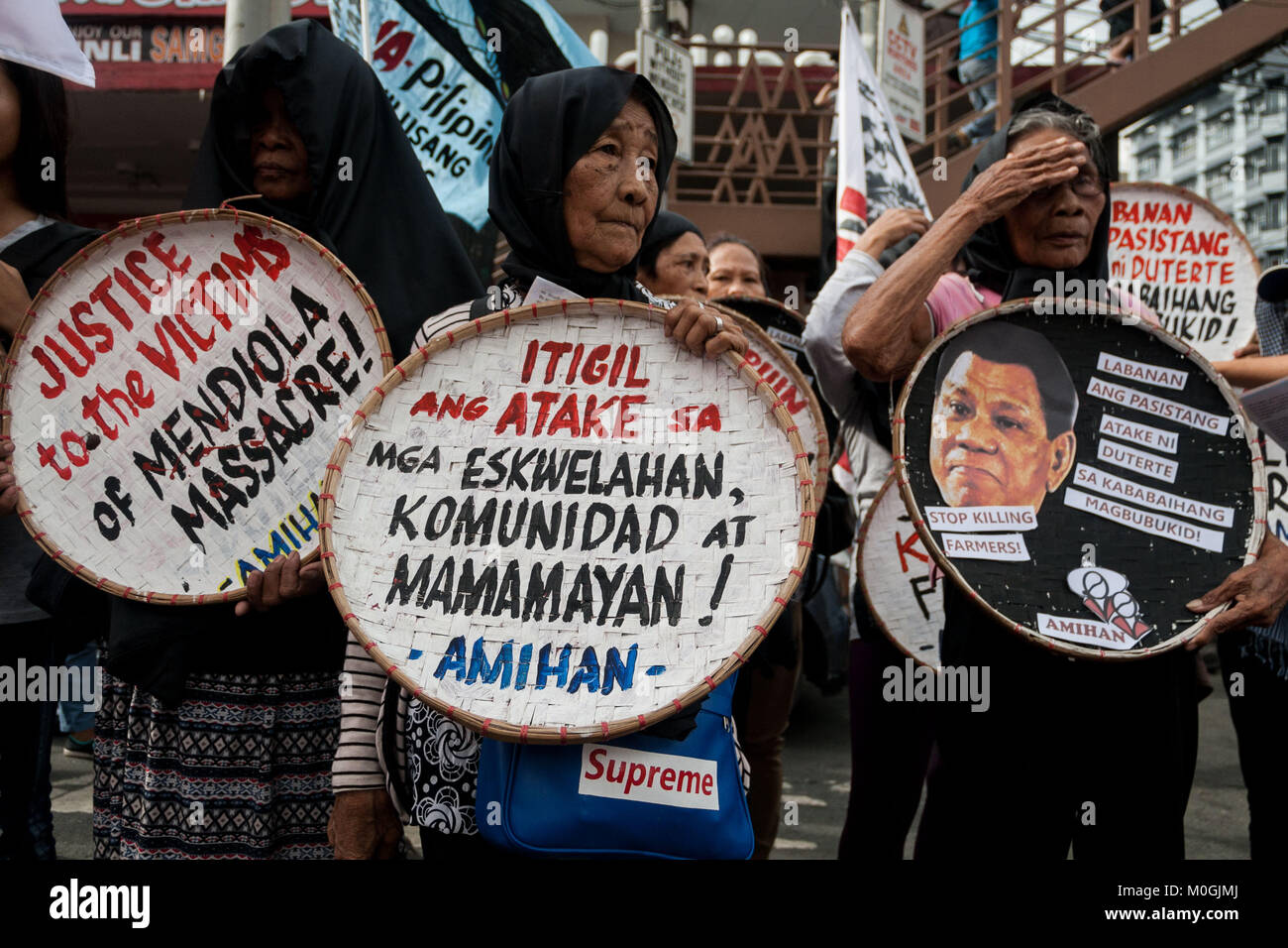Philippines. 22nd Jan, 2018. Peasant farmers marched to Mendiola Bridge in Manila to commemorate the 31st anniversary of the protest rally in which 13 protesters were killed by state police. The Kilusang Magbubukid ng Pilipinas (KMP), called for genuine land reform and the distribution of lands to the peasant farmers. They are also against ChaCha (Charter Change) by President Duterte as this could result in 100% ownership of lands by foreigners. Credit: J Gerard Seguia/ZUMA Wire/Alamy Live News Stock Photo
