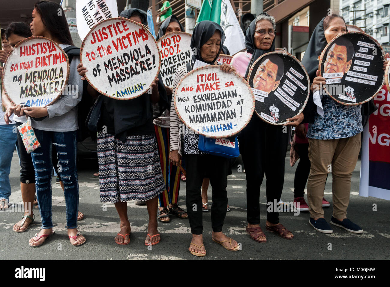 Philippines. 22nd Jan, 2018. Peasant farmers marched to Mendiola Bridge in Manila to commemorate the 31st anniversary of the protest rally in which 13 protesters were killed by state police. The Kilusang Magbubukid ng Pilipinas (KMP), called for genuine land reform and the distribution of lands to the peasant farmers. They are also against ChaCha (Charter Change) by President Duterte as this could result in 100% ownership of lands by foreigners. Credit: J Gerard Seguia/ZUMA Wire/Alamy Live News Stock Photo