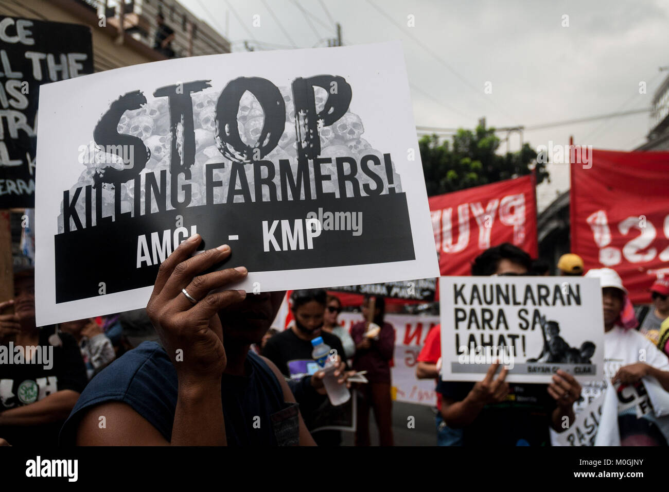 Philippines. 22nd Jan, 2018. Peasant farmers marched to Mendiola Bridge in Manila to commemorate the 31st anniversary of the protest rally in which 13 protesters were killed by state police. The Kilusang Magbubukid ng Pilipinas (KMP), called for genuine land reform and the distribution of lands to the peasant farmers. They are also against ChaCha (Charter Change) by President Duterte as this could result in 100% ownership of lands by foreigners. Credit: J Gerard Seguia/ZUMA Wire/Alamy Live News Stock Photo
