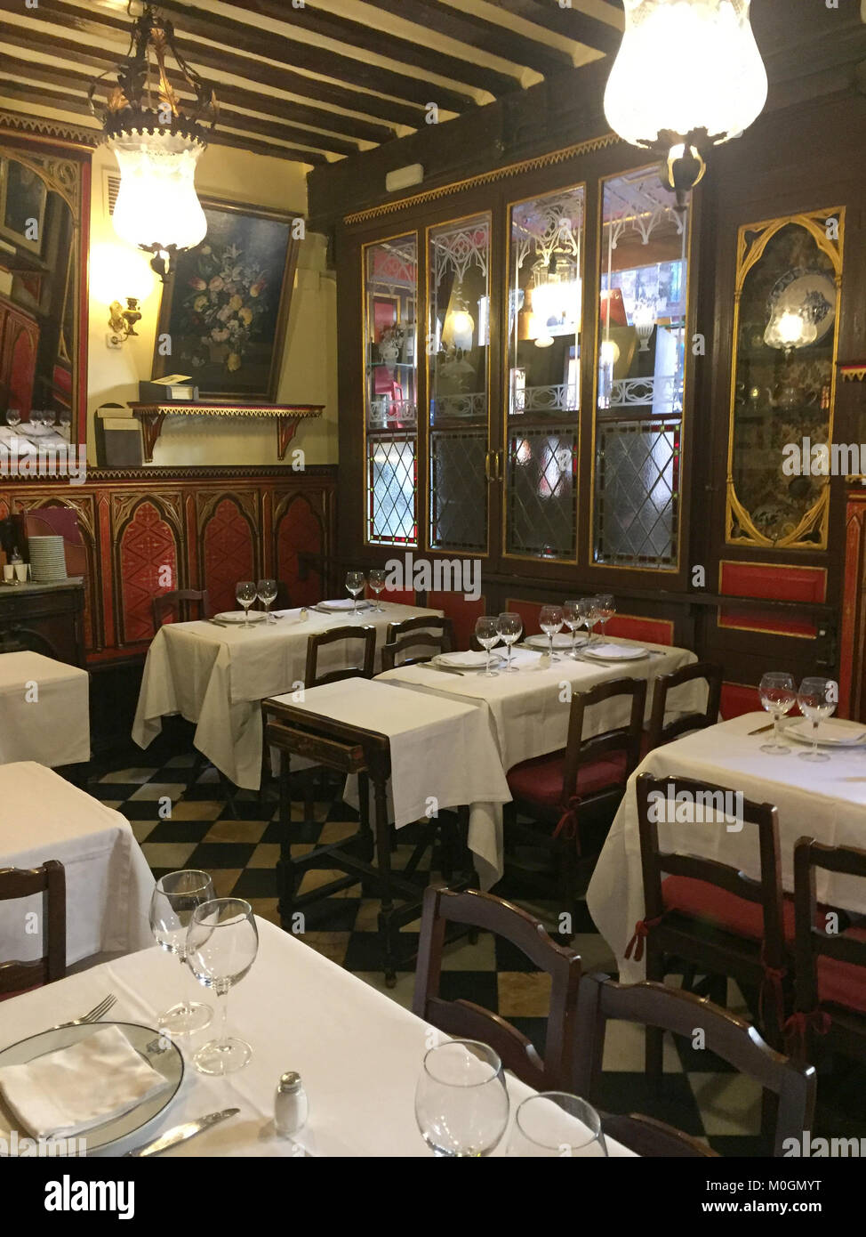 Madrid, Spain. 15th Jan, 2018. The oldest restaurant in the world, 'Sobrino de Botin' was established in 1725 and still serves traditional food to this day in Madrid, Spain, 15 January 2018. Credit: Carola Frentzen/dpa/Alamy Live News Stock Photo