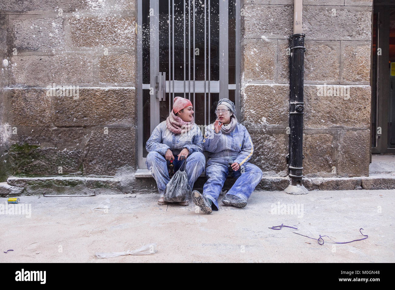 Xinzo De Limia, Spain. 21st Jan, 2018. It's the first day of the world-renowned carnival in Xinzo de Limia, in the province of Ourense, Spain. In this 'Fareleiro Sunday', the town becomes a flour battleground for neighbours and tourists alike. Credit: Dovale/Alamy Live News Stock Photo