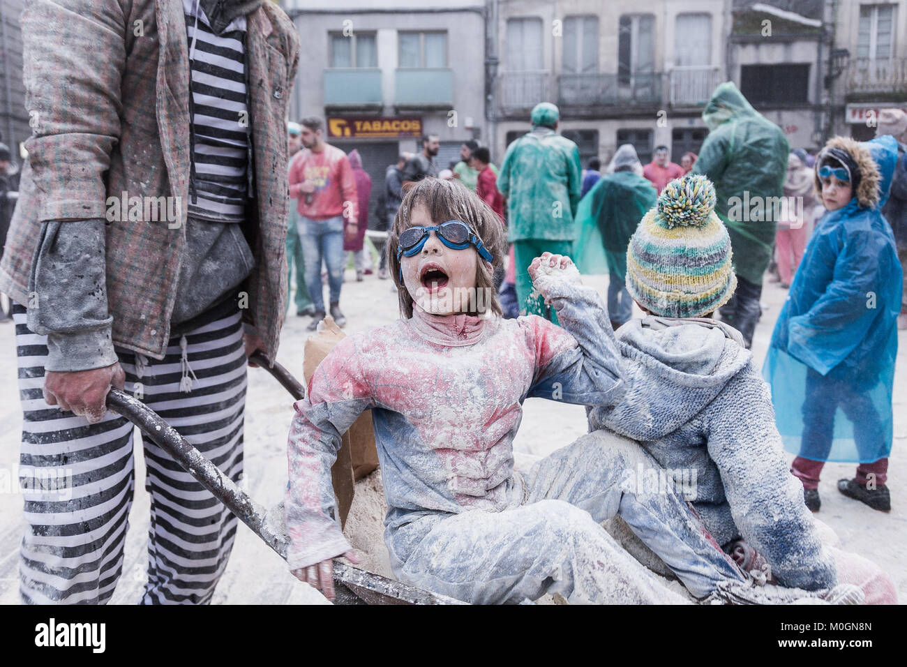 Xinzo De Limia, Spain. 21st Jan, 2018. It's the first day of the world-renowned carnival in Xinzo de Limia, in the province of Ourense, Spain. In this 'Fareleiro Sunday', the town becomes a flour battleground for neighbours and tourists alike. Credit: Dovale/Alamy Live News Stock Photo
