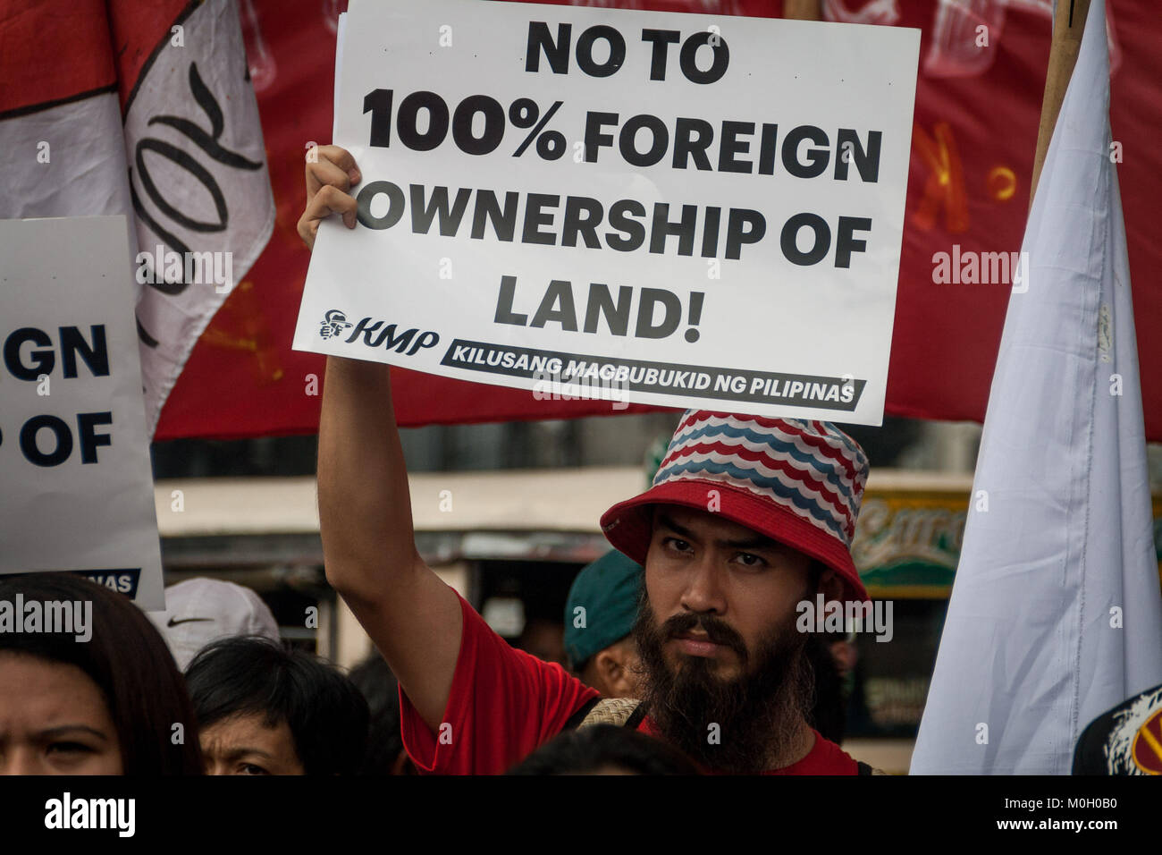 Manila, Philippines. 22nd Jan, 2018. Peasant farmers march to Mendiola Bridge to commemorate the 31st anniversary of the protest rally in which 13 protesters were killed by state police. The Kilusang Magbubukid ng Pilipinas (KMP), called for genuine land reform and the distribution of lands to the peasant farmers. They are also protesting against ChaCha (Charter Change) by President Duterte as this could result in 100% ownership of lands by foreigners. Credit: J Gerard Seguia/ZUMA Wire/Alamy Live News Stock Photo