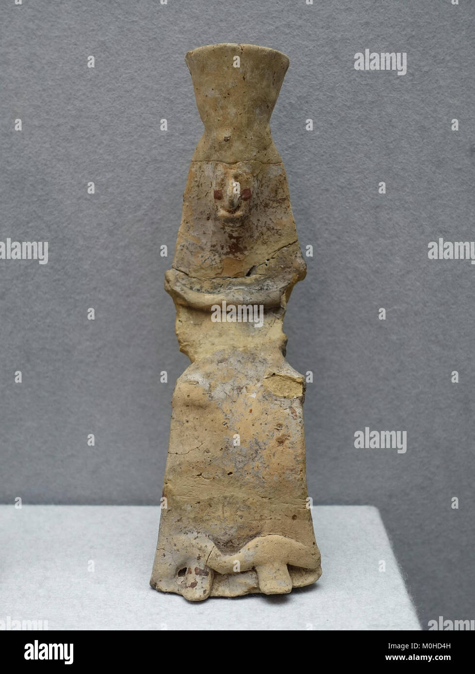Brettidol with crown (polos), Boetia, c. 500 BC, H 4503 - Martin von Wagner  Museum - Würzburg, Germany - DSC05705 Stock Photo - Alamy