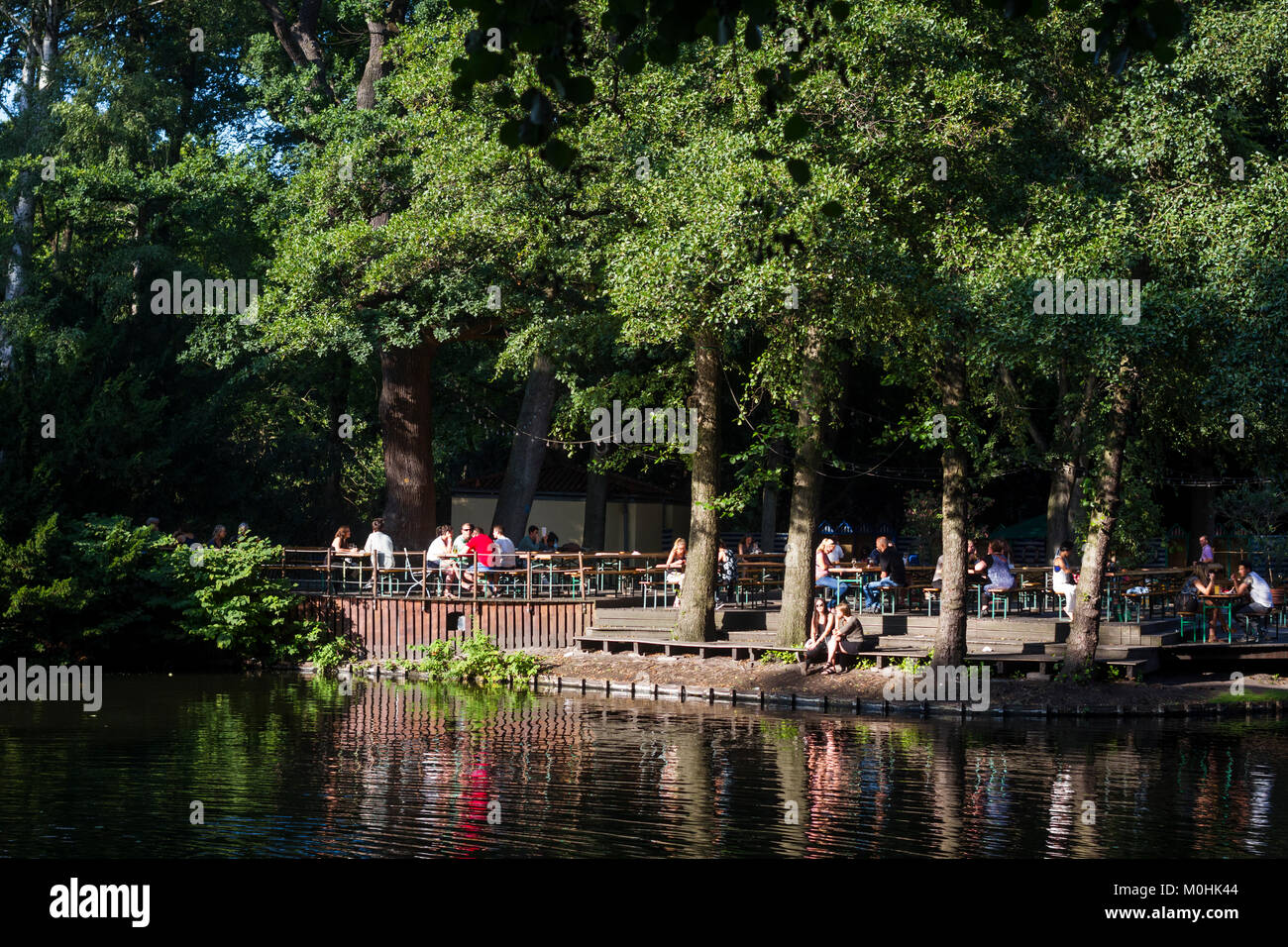 People relaxing at the Cafe Am Neuen See in the Tiergarten, Berlin, Germany. Stock Photo