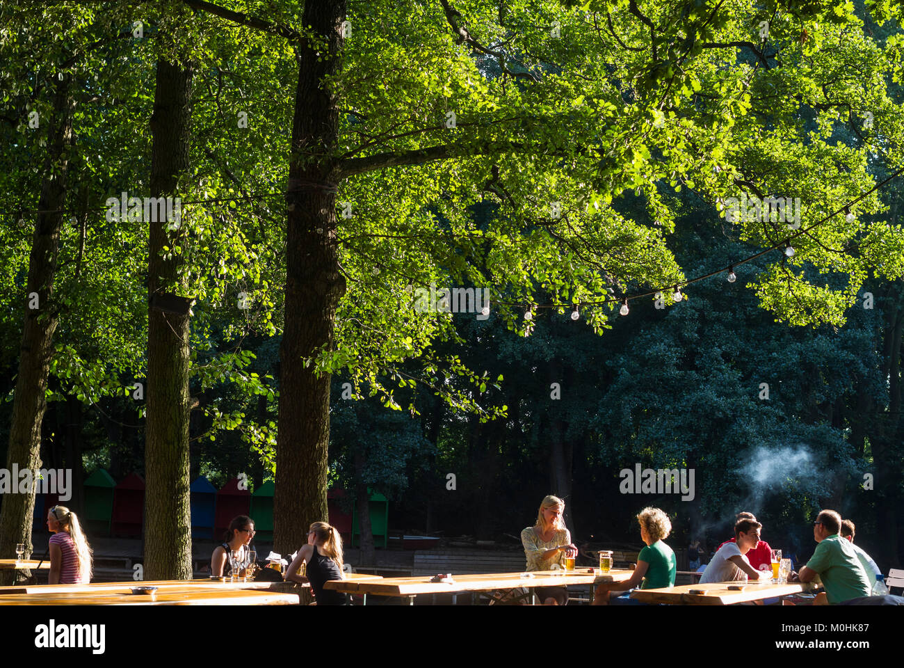 People relaxing at the Cafe Am Neuen See in the Tiergarten, Berlin, Germany. Stock Photo