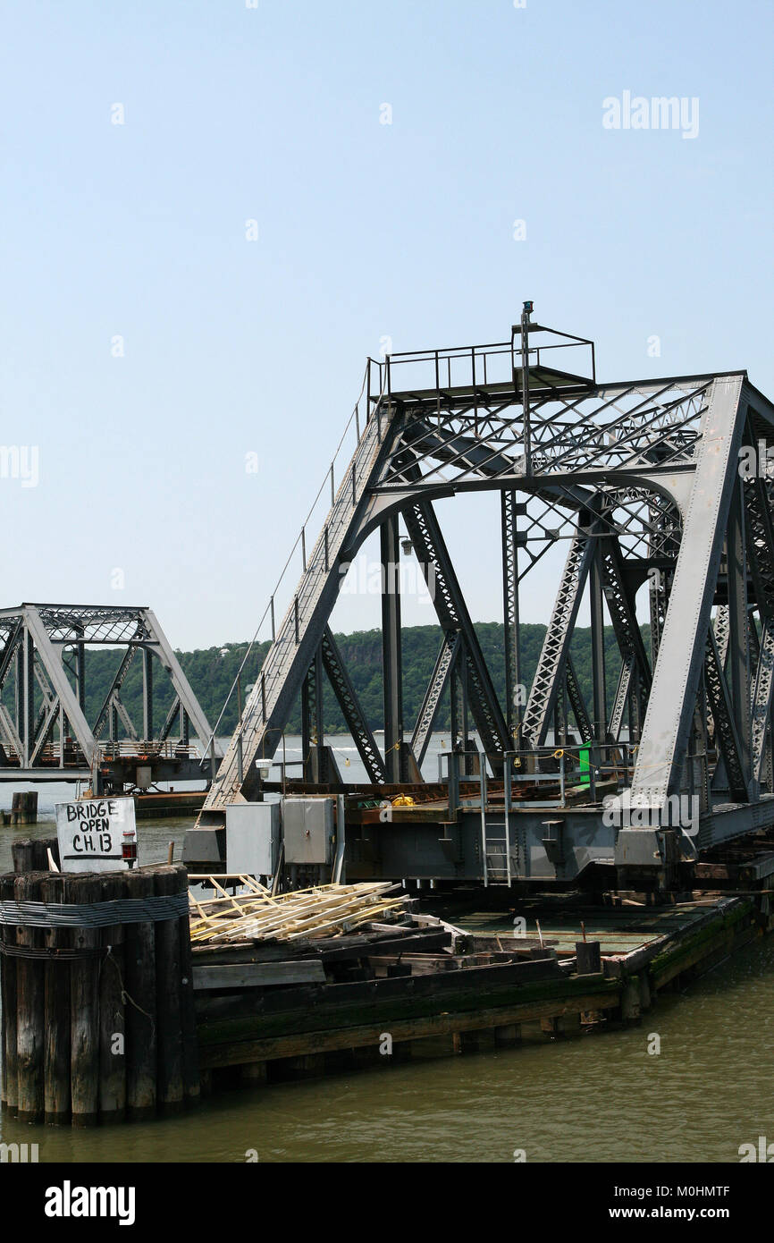 The Spuyten Duyvil Bridge, Hudson River, Manhattan/Bronx, New York City, New York State, USA. Stock Photo