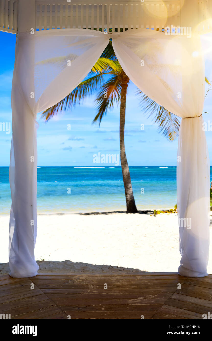 Art Beautiful sunrise over the tropical beach Stock Photo - Alamy
