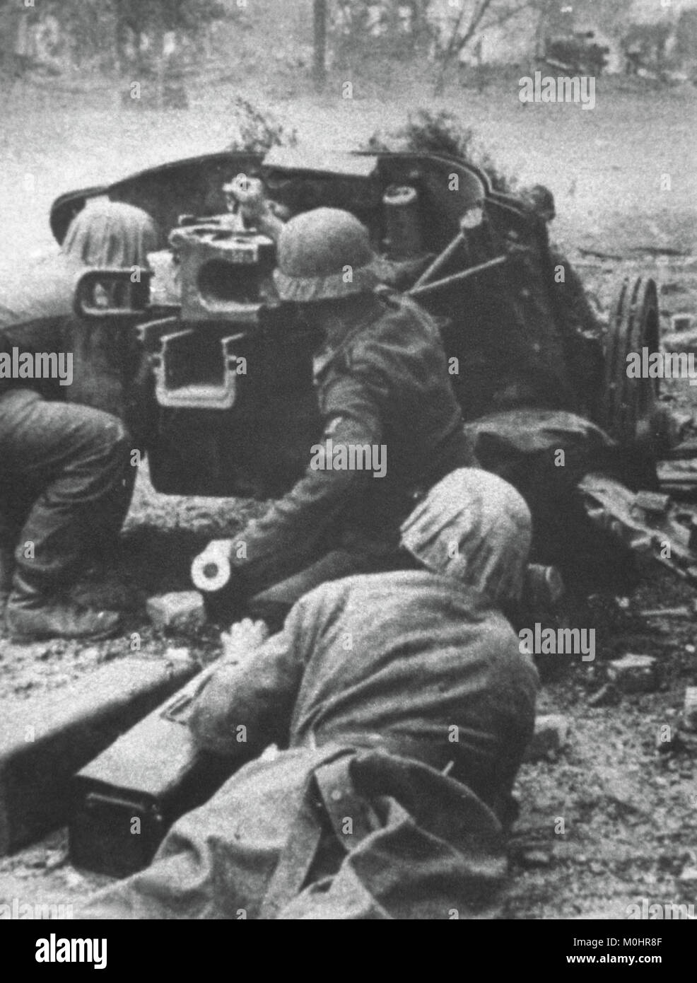 Second World War (1939-1945). USSR. Battle of Stalingrad. Fought between the German and Soviet army (August 1942- February 1943). German soldiers firing an anti-tank weapon PAK 38. Photography. Stock Photo