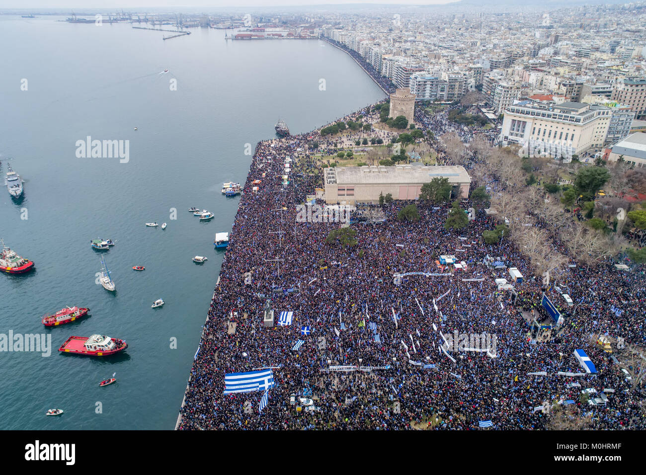 Crowd people banners protesting hi-res stock photography and images - Alamy