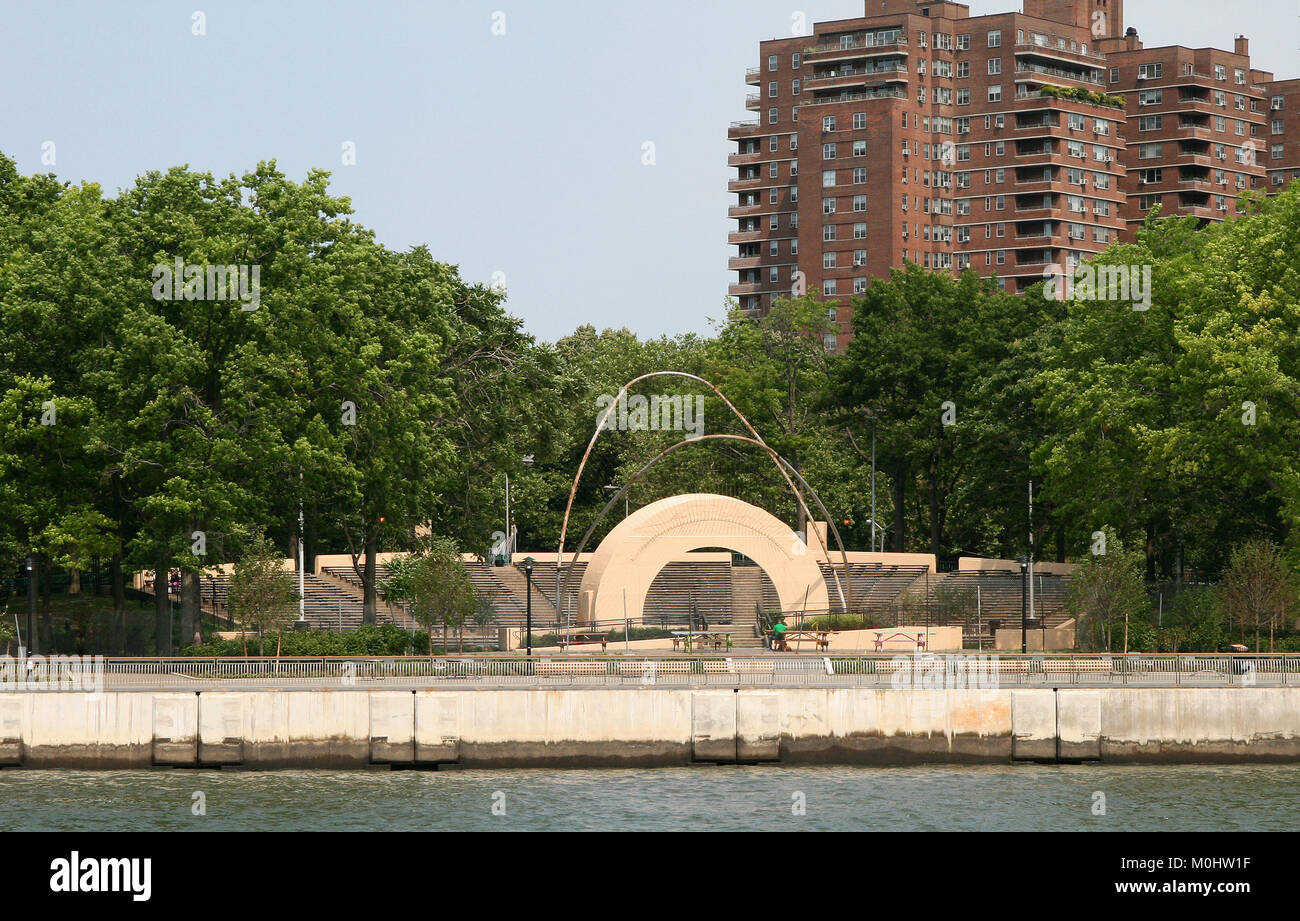 The East River Park Amphitheater Seen From A Ferry On The East River Stock Photo Alamy
