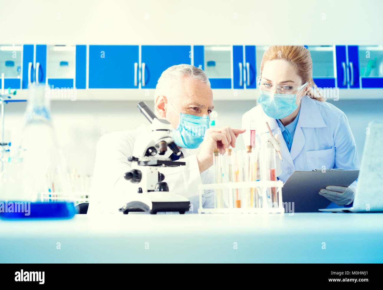 серьезные исследования. серьезный ученый. серьезные исследования. медицинские исследования. серьезные исследования.