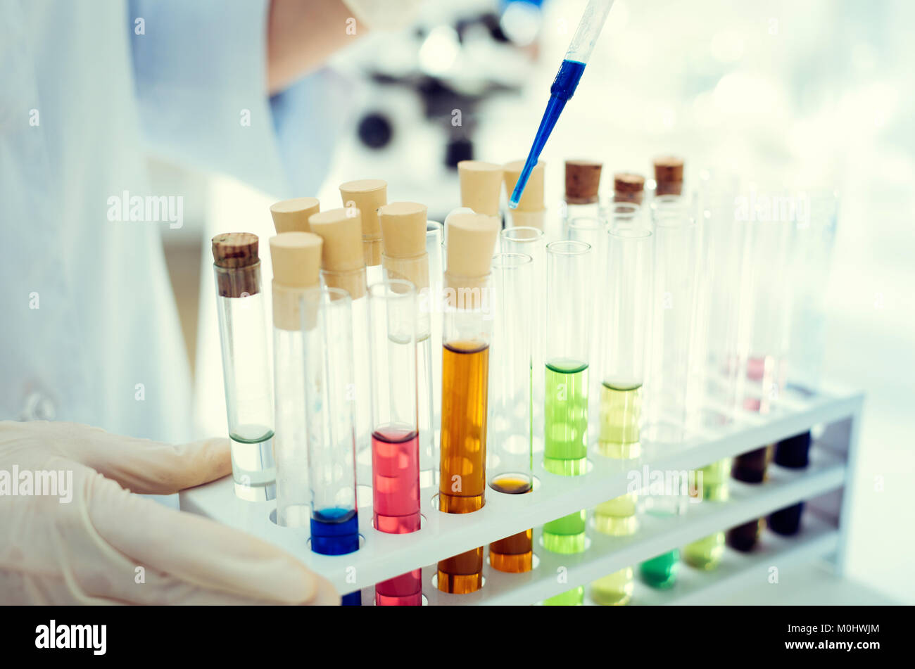 пробирки с цветными жидкостями. пробирка химическая. пробирки с реагентами. пробирка химическая. цветные растворы.